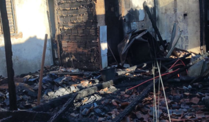 AJUDA PARA RECONSTRUIR CASA QUE PEGOU FOGO