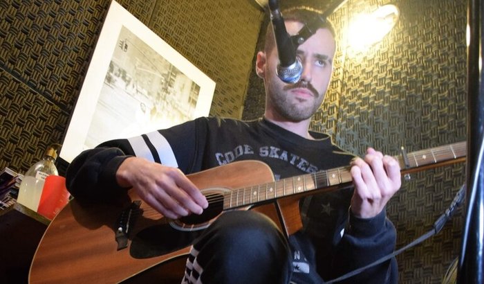 AJUDAR BRUNO E MATEUS A REALIZAREM UM EVENTO PARA CONSEGUIR VOLTAR PARA A MUSICA 