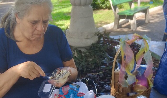 minha mãe venceu o câncer com uma viagem. Eu fiz uma viagem pelo Brasil, 12 estados, vendendo docinho.