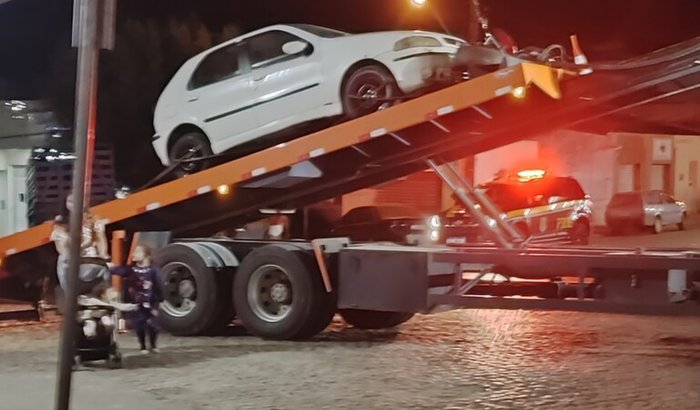 AJUDA PARA TIRAR O CARRO DE ASSIS DO PÁTIO