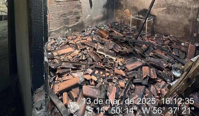 Ajude minha tia reconstruir sua casa após um incêndio!