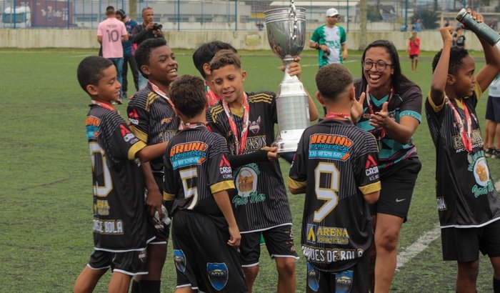 Ajudar atletas de base de futebol no sonhos