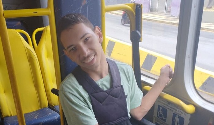 Um pequeno gesto, um grande conforto: ajude o Kauãn a ter uma cadeira nova e confortável