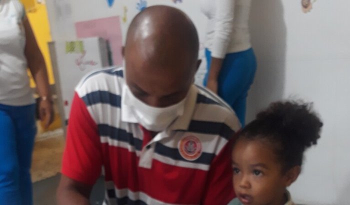 Para ajudar o próximo.  Uma família 