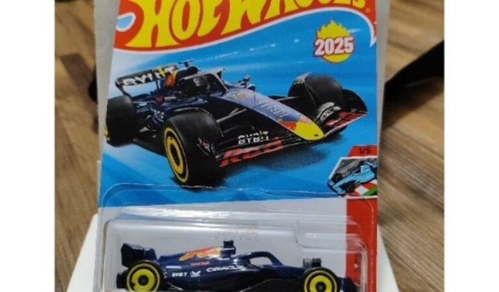 Para comprar o F1 Redbull da Hot Wheels