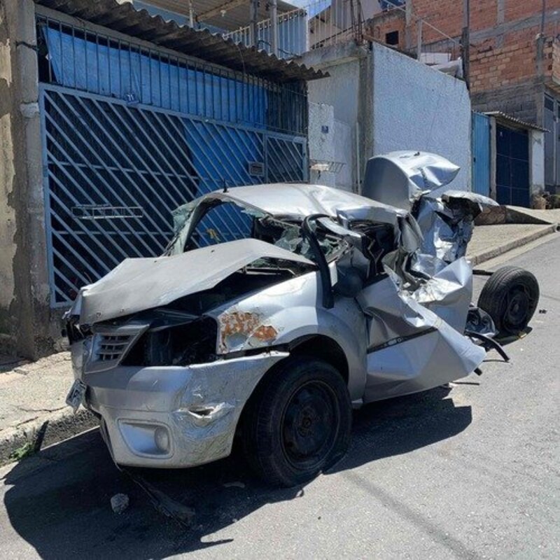 Bati o carro feio ajudar por favor 