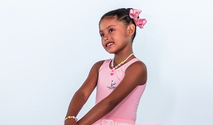 Ajude a bailarina Emilly Vitória na sua viagem até Uruguai.