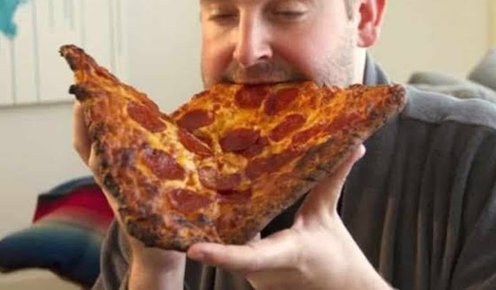 Comprar uma pizza e refri e pagar o motoboy 