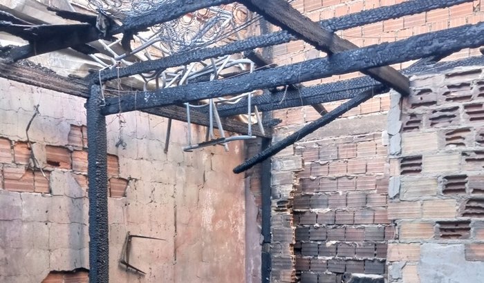 Ajudar para reconstruir casa pegou fogo 