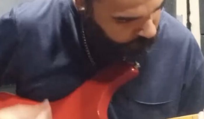 Guitarra nova para servir o Rei