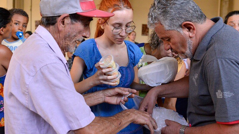 Me ajude a ajudar o máximo possível de pessoas no meu aniversário de 16 anos!