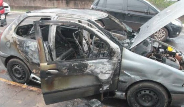 Carro pegou fogo 