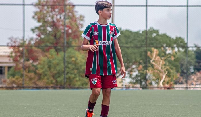 Ajude o Yan a Driblar os Desafios e Chegar à França