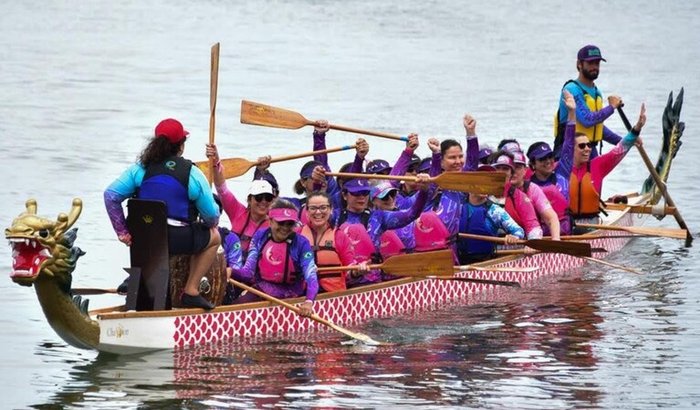 Equipe de remadoras sobreviventes do câncer de  mama Tche Rosa