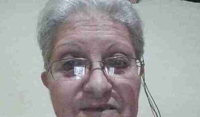 Me ajuda a comprar uma máquina de costura pra mim trabalhar em casa e comprar alimentos pra mim .