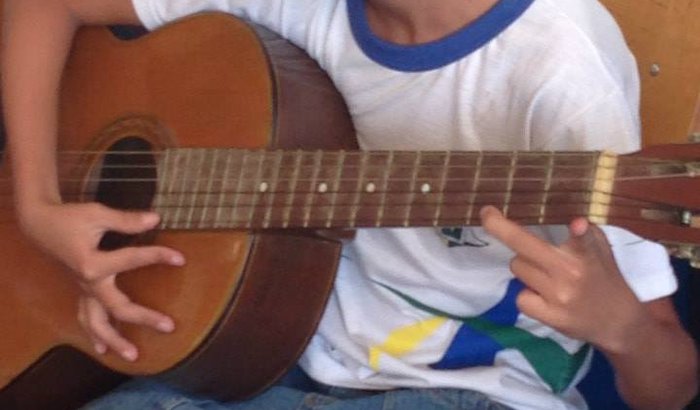 Ajude-me a comprar um violão para meu sobrinho
