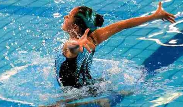 Ajude a Malu a brilhar no Nado Artístico!