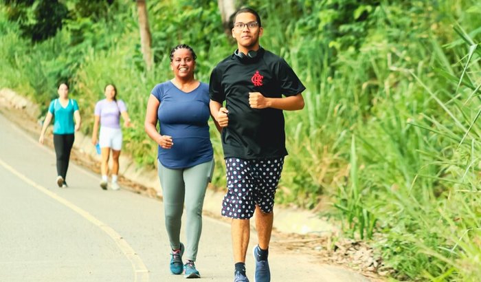 Incentive uma corredora iniciante e seu filho 