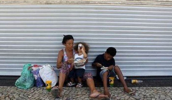 Alimentar aos moradores de rua que vem até aqui em casa!