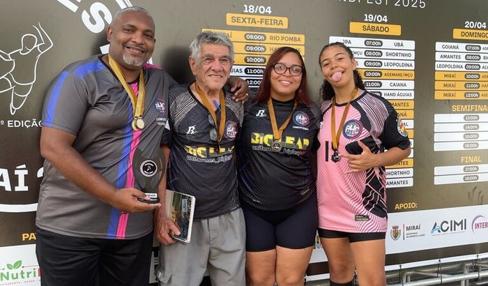 Ajuda a uma menina autista realizar seu sonho de jogar campeonato do clube handebol.