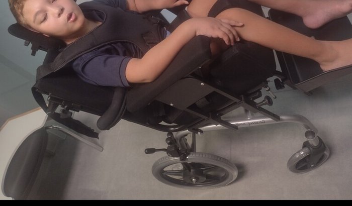 Ajuda pra comprar a cadeira de rodas do meu filho