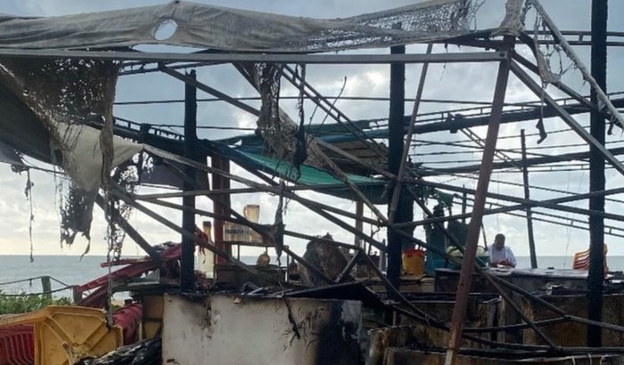 Ajuda os ambulantes que perderam suas barracas