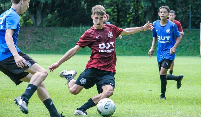 Ajude o Matheus a jogar na Itália 