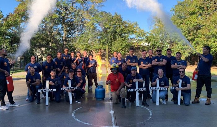 Ajuda na formatura de novos bombeiros civil