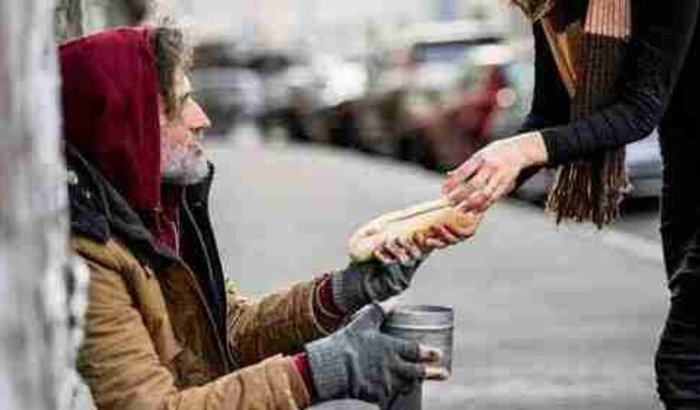 Obra beneficente para moradores de rua