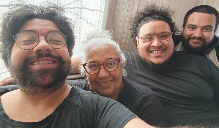 Ajude a dona Sol a voltar a ver direito.