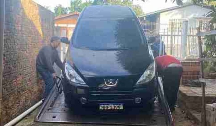 Ajudando a Turia a consertar o Peugeot.