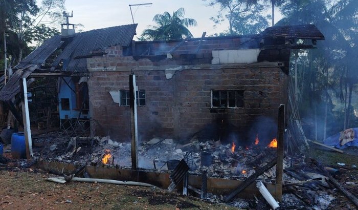 Ajuda para reconstruir casa incendiada! 