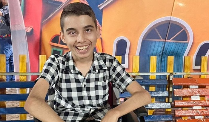 UM SONHO SOBRE RODAS: ajude-nos a comprar a cadeira motorizada de Arthur