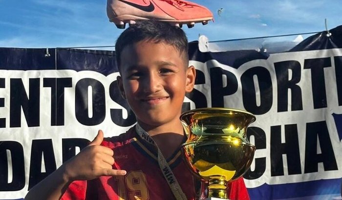 Ajude o Lucas (Sonic) a seguir seu sonho no futebol! ⚽💙