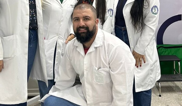 De Estudante a Médico: Sua Ajuda Torna Isso Possível!