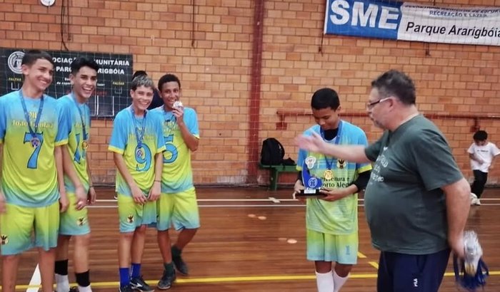 Ajude a comprar 3 pares de tênis