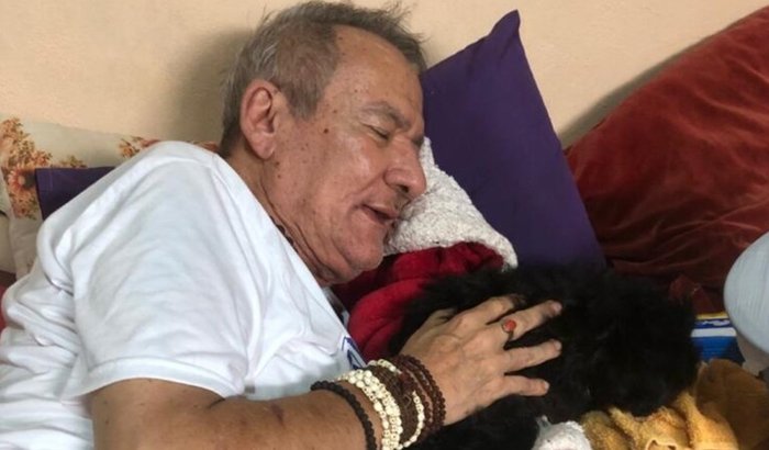 Cadeira de rodas elétrica para o padrinho Phulla Kalika