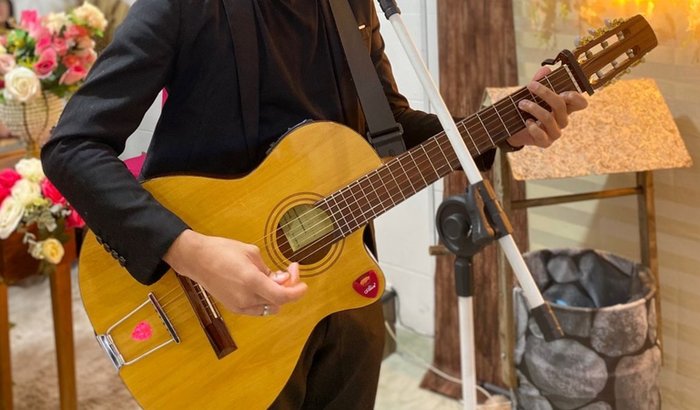 Violão para a obra de Deus 