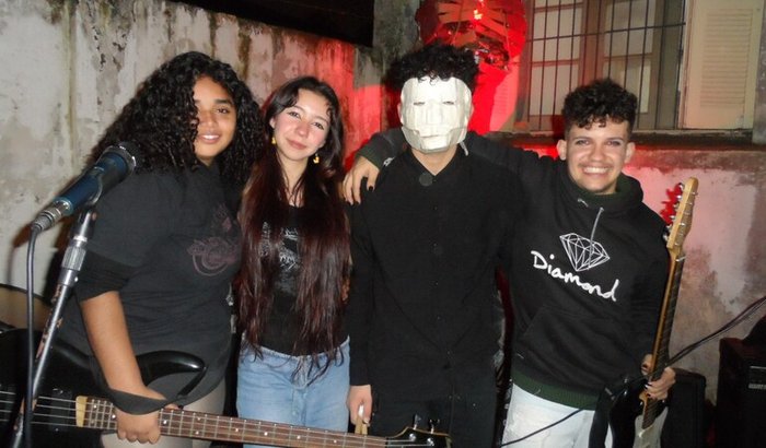 Ajude uma banda underground a adquirir equipamentos!