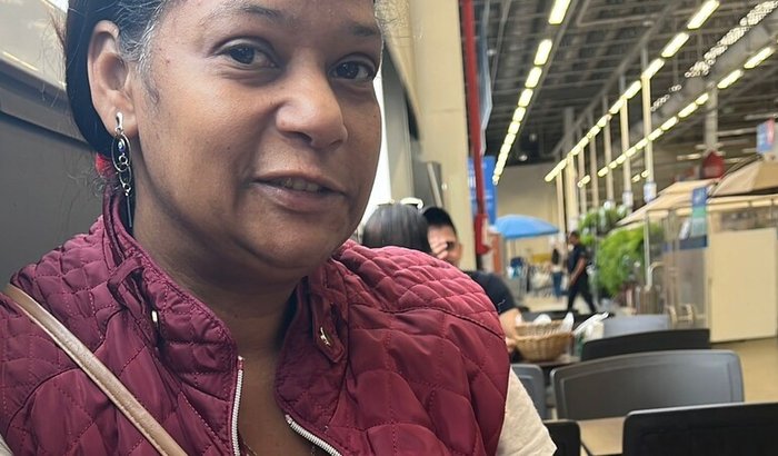 Ajuda para cirurgia no olho direito.