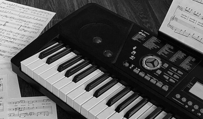 Um teclado para louvar, apoie esse ministério