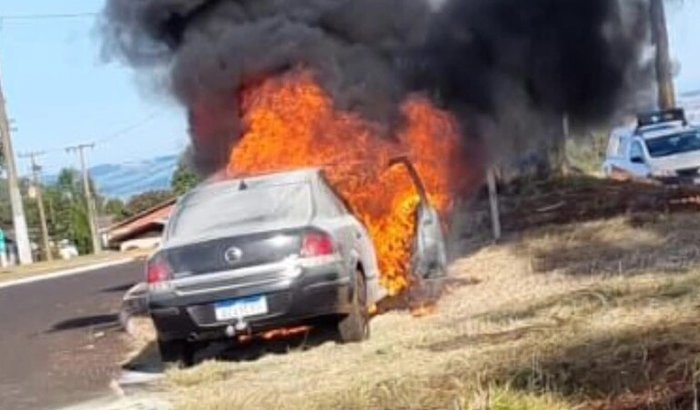 Carro financiado pegou fogo e o seguro não cobre