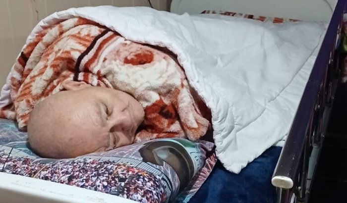 Um colchão hospitalar para o senhor Adão 