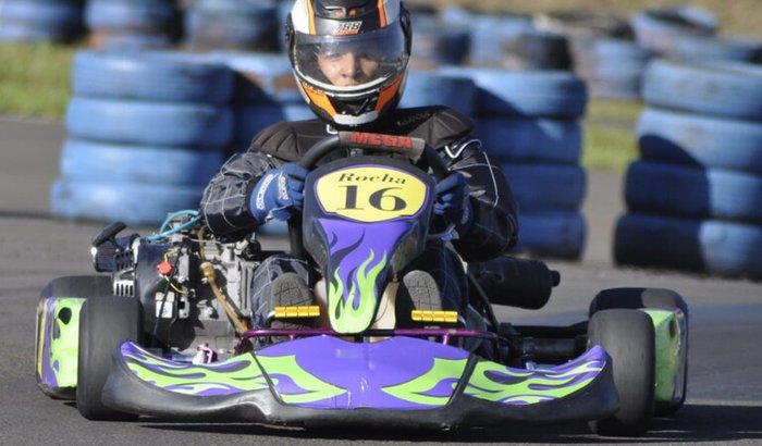 Ajude miguel a conseguir arrumar um par de pneus para competir