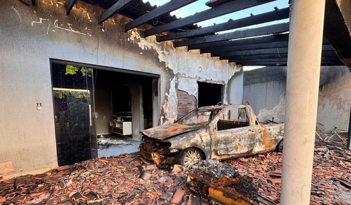 Reconstruindo a Casa da Meire e dos seus filhos Murilo e Mirela