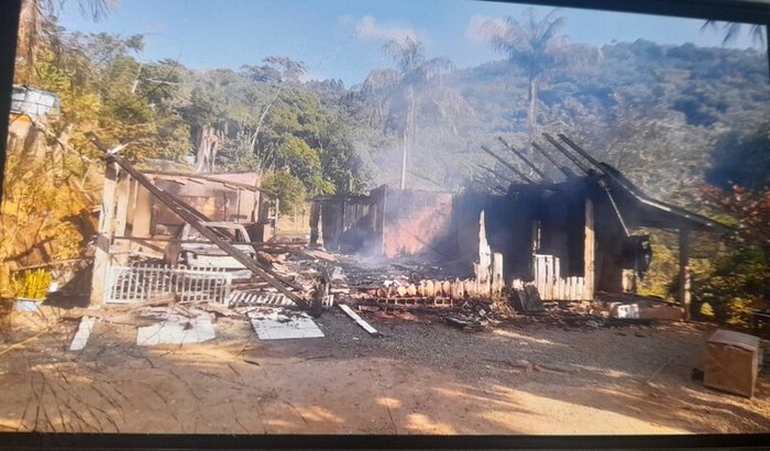 Reconstruir casa que pegou fogo 
