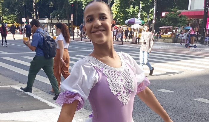 Cecília dançando no Chile