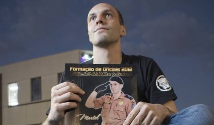 Policial de esquerda perseguido precisa de ajuda!