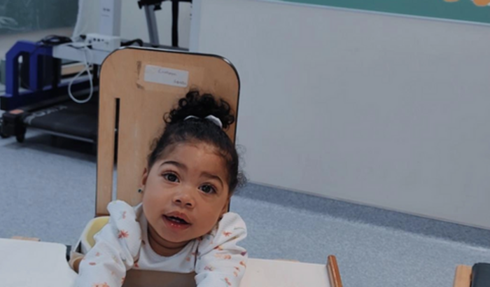 cadeira de rodas é Parapodium infantil da Valentina