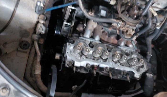 Ajude a concertar meu carro estragou no meio da estrada